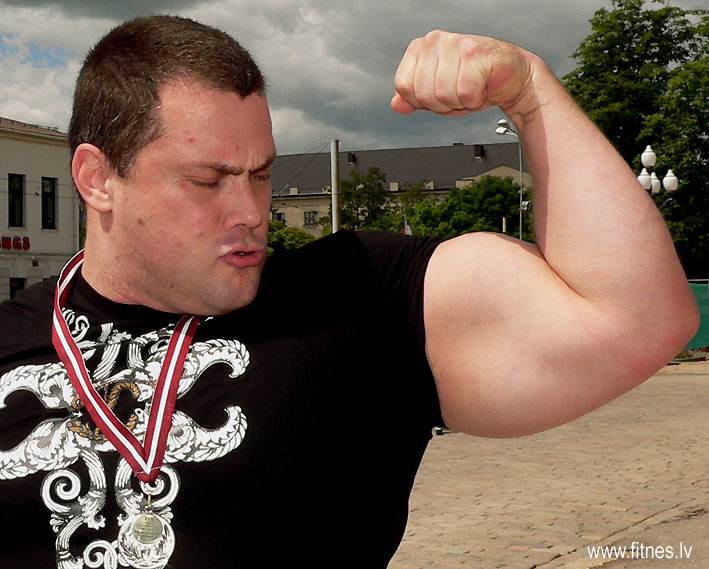 http://www.fitnes.lv/news/foto2/ogromnij_biceps_719.jpg
