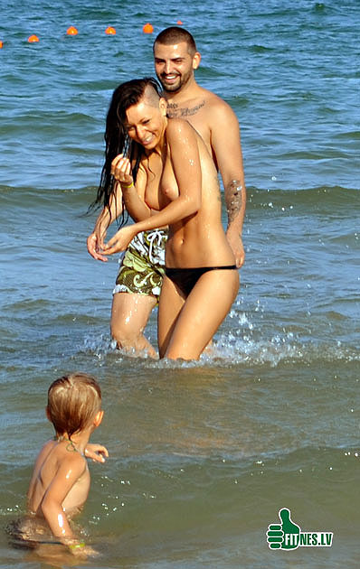 http://www.fitnes.lv/news/foto3/topless_beach_girl_90322.jpg